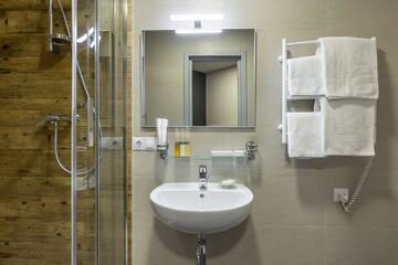 Фото номера Улучшенный семейный номер Отель Favor Sport Hotel г. Киев 4