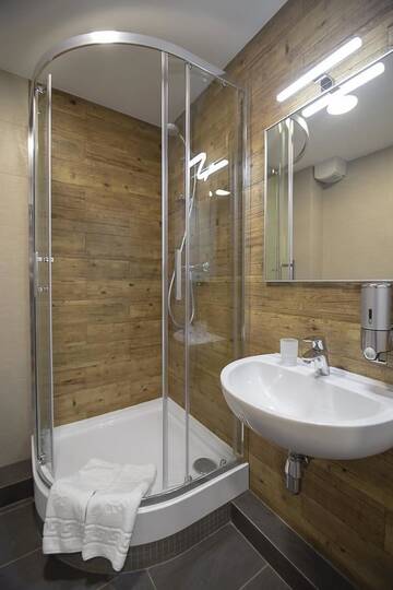 Фото номера Двухместный номер с 2 отдельными кроватями Отель Favor Sport Hotel г. Киев 2