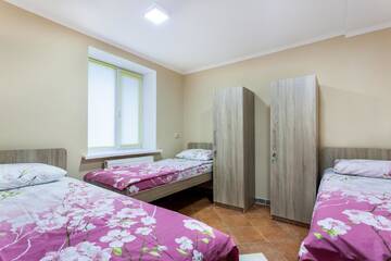 Фото номера Трехместный номер с общей ванной комнатой Хостелы Colorhostel г. Киев 5