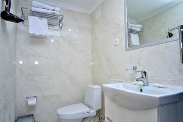 Фото номера Двухместный номер с 1 кроватью и балконом Отель Grand Apartments г. Киев 3