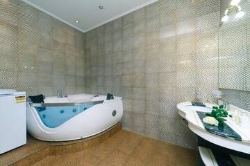 Фото номера Апартаменты Апартаменты Panoramic luxury apartments with Jacuzzi Obolonskaya embankment г. Киев 58