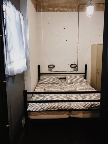 Фото номера Двухместный номер Делюкс с 1 кроватью Хостелы Hostel ALCATRAZ г. Киев 3