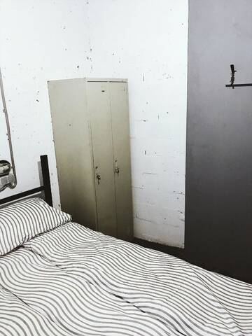 Фото номера Двухместный номер Делюкс с 1 кроватью Хостелы Hostel ALCATRAZ г. Киев 13