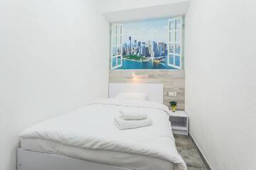Фото номера Одноместный номер без окна с общей ванной комнатой Отель SkyHome na Nauky г. Киев 4